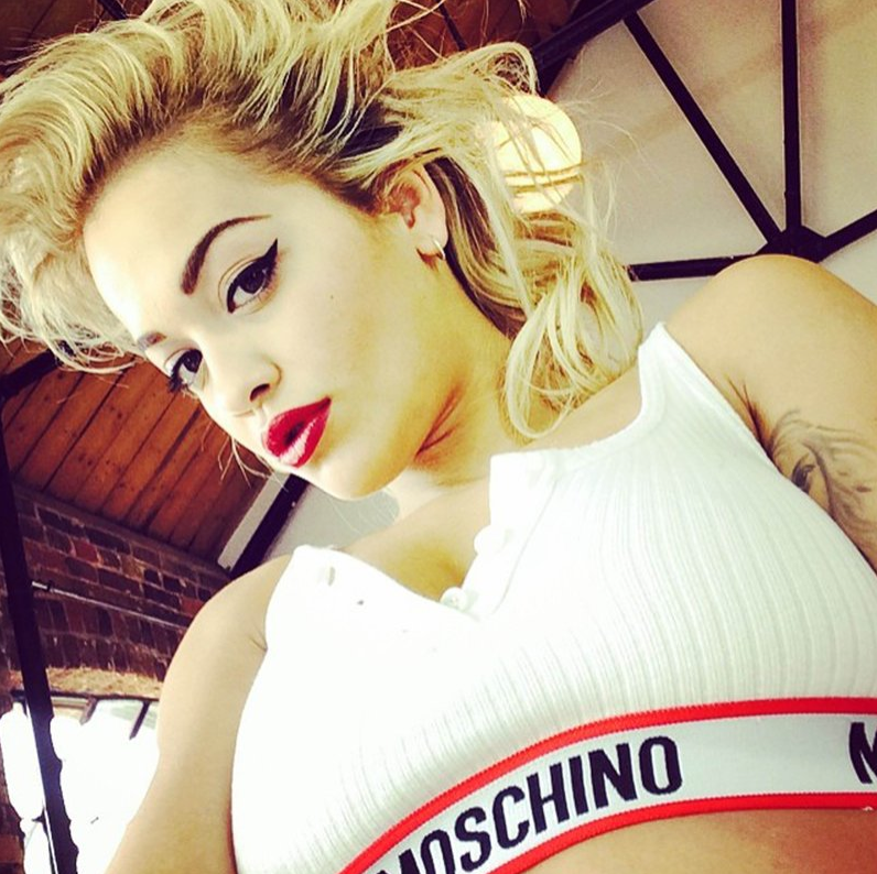 Rita Ora bjuder sina följare på en selfie. Rita Ora bjuder sina följare på en selfie.